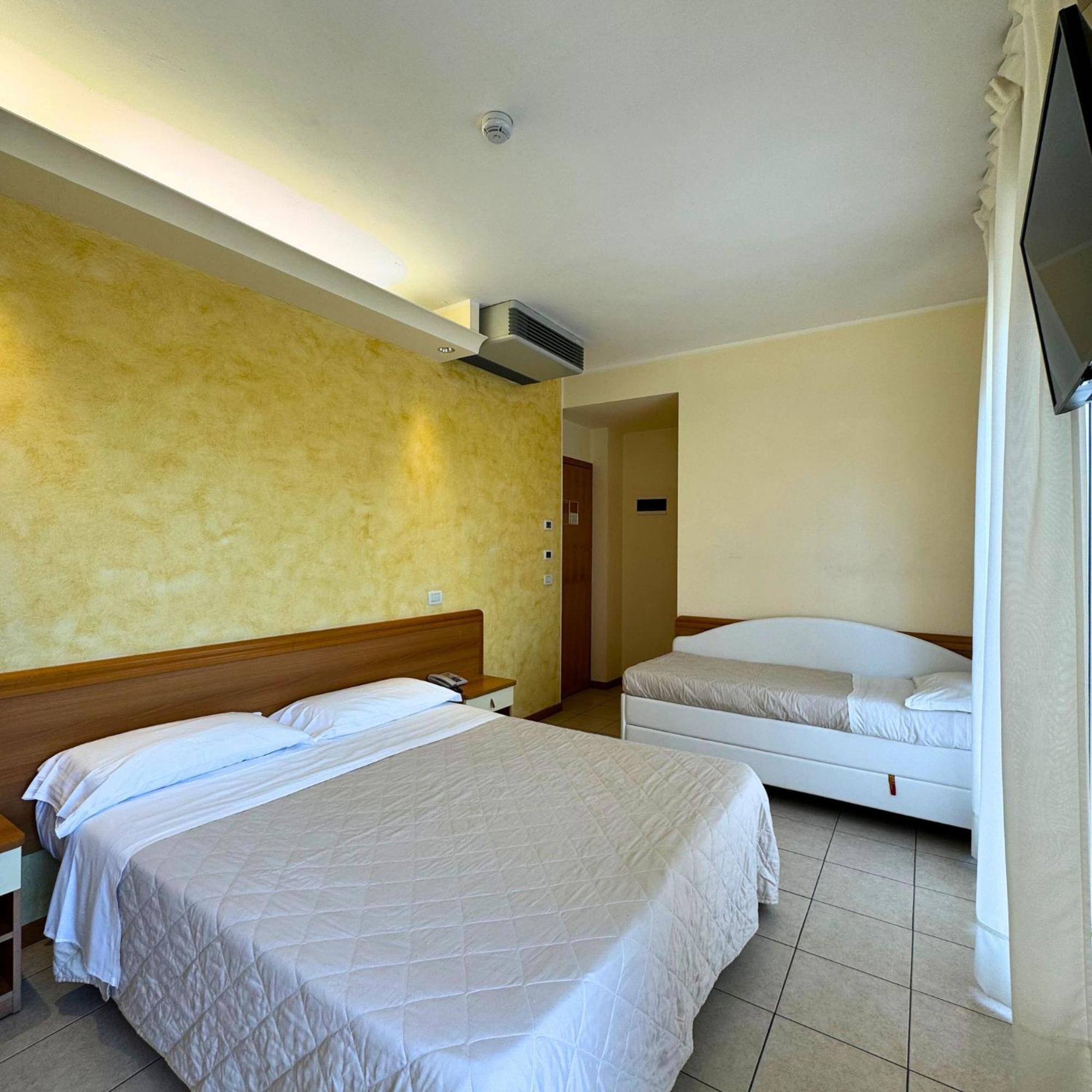 Hotel Apogeo - Breakfast Experience Римини Экстерьер фото